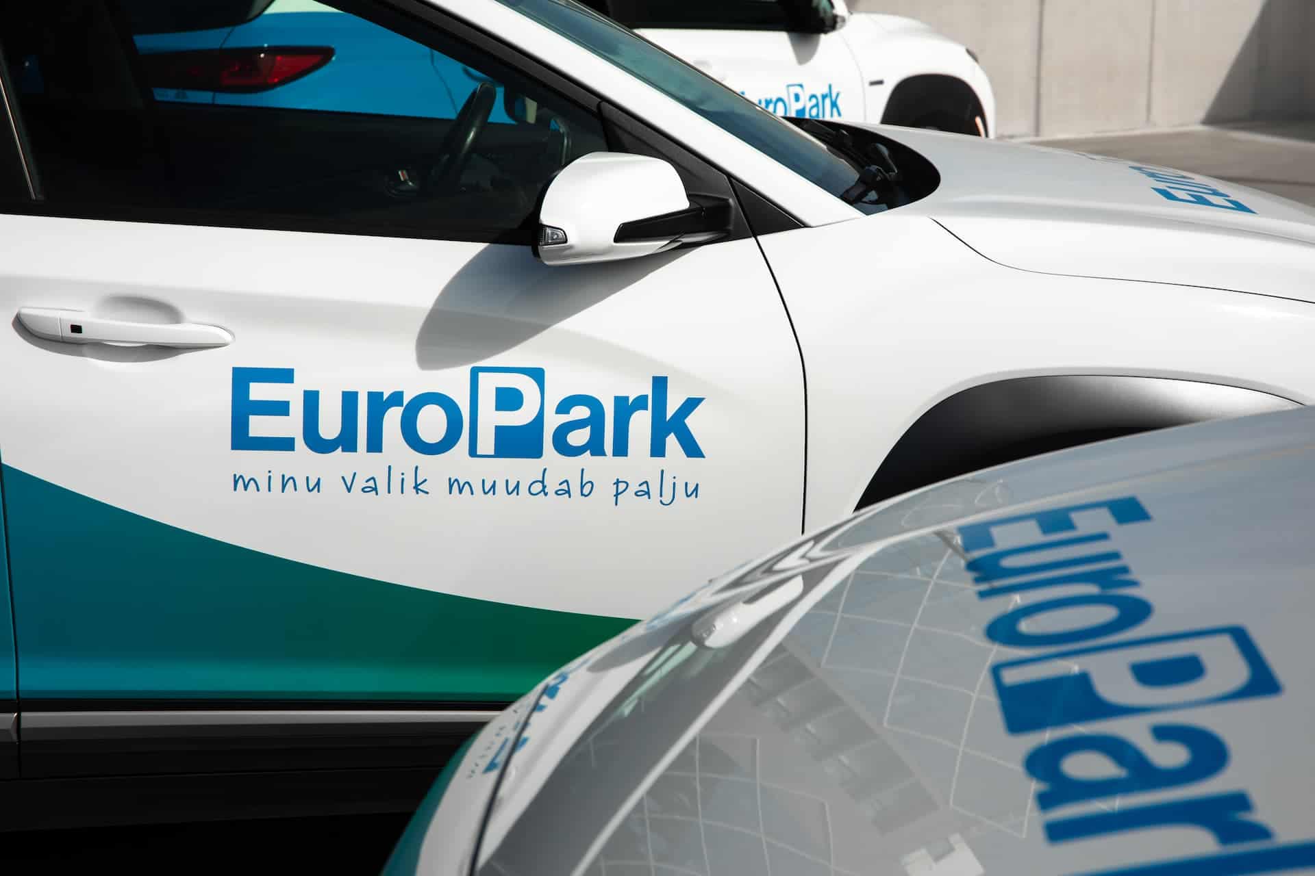 Me teame parkimisest kõike! Pildil on kolm EuroPark autot.